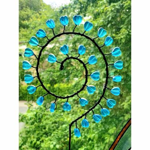 Spiral Blumenstecker Pflanzenstecker Sonnenfänger mit blauen Herzen