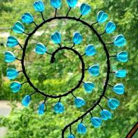 Spiral Blumenstecker Pflanzenstecker Sonnenfänger mit blauen Herzen Bild 1