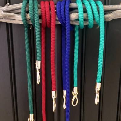 Taschenhenkel aus Segelseil mit goldfarbenen Karabinern in verschiedenen Farben und Längen