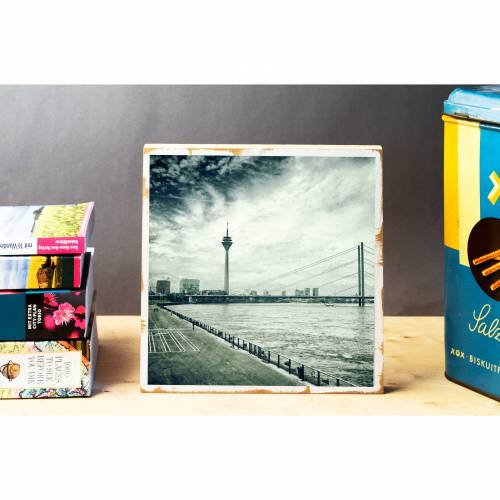 Düsseldorf, Mannesmannufer mit Fernsehturm und Altstadt, Foto auf Holz 22x22 cm, handmade