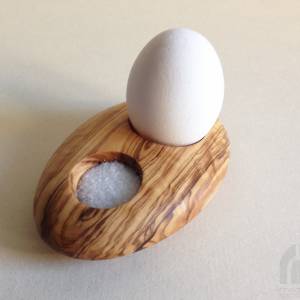 Eierhalter mit Salzmulde, Holz Eierbecher, Stückzahl wählbar, aus Olivenholz in Handarbeit. Bild 1