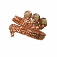 Ring mit Mini Peridot grün pastell in Kupfer hell handgewebt als Spiralring rotgoldfarben zum boho chic Daumenring Bild 1