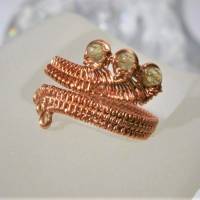 Ring mit Mini Peridot grün pastell in Kupfer hell handgewebt als Spiralring rotgoldfarben zum boho chic Daumenring Bild 3