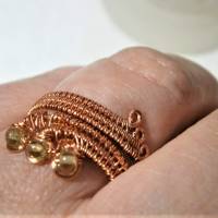 Ring mit Mini Peridot grün pastell in Kupfer hell handgewebt als Spiralring rotgoldfarben zum boho chic Daumenring Bild 4