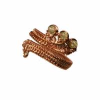 Ring mit Mini Peridot grün pastell in Kupfer hell handgewebt als Spiralring rotgoldfarben zum boho chic Daumenring Bild 5