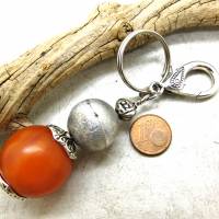 Schlüsselanhänger oder Taschenbaumler - große Bernstein Imitat Perle, silberfarbene Hohlperle - orange-braun,silber Bild 1