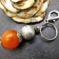 Schlüsselanhänger oder Taschenbaumler - große Bernstein Imitat Perle, silberfarbene Hohlperle - orange-braun,silber Bild 2