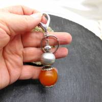 Schlüsselanhänger oder Taschenbaumler - große Bernstein Imitat Perle, silberfarbene Hohlperle - orange-braun,silber Bild 3