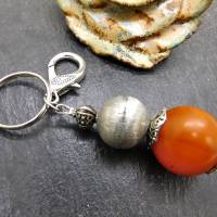 Schlüsselanhänger oder Taschenbaumler - große Bernstein Imitat Perle, silberfarbene Hohlperle - orange-braun,silber Bild 4