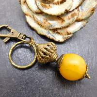 Schlüsselanhänger oder Taschenbaumler - große Bernstein Imitat Perle, afrikanische Messing Perle Bild 1