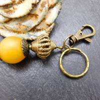 Schlüsselanhänger oder Taschenbaumler - große Bernstein Imitat Perle, afrikanische Messing Perle Bild 2