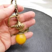 Schlüsselanhänger oder Taschenbaumler - große Bernstein Imitat Perle, afrikanische Messing Perle Bild 3