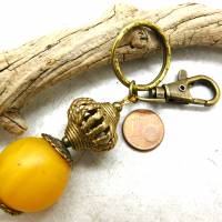 Schlüsselanhänger oder Taschenbaumler - große Bernstein Imitat Perle, afrikanische Messing Perle Bild 4