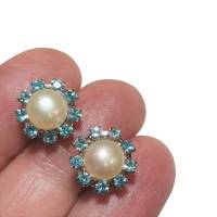 Ohrstecker handgemacht weiße Perle in glitzerndem blau Perlenohrringe pastell als Brautschmuck Bild 2