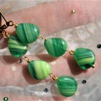 Lange Ohrringe mit Glas in grün hellgrün Streifen an Schmuckmetall goldfarben Unikat boho Geschenk für sie Bild 1