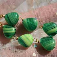 Lange Ohrringe mit Glas in grün hellgrün Streifen an Schmuckmetall goldfarben Unikat boho Geschenk für sie Bild 2