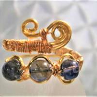 Ring mit Iolith blau verstellbar goldfarben Paisley zum boho chic Daumenring Bild 1