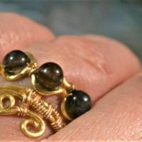 Ring mit Iolith blau verstellbar goldfarben Paisley zum boho chic Daumenring Bild 6