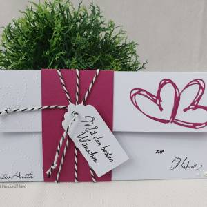 Gutscheinkarte zur Hochzeit - Weiß-Beere mit süßem Prägemuster und Herzen - Hand bestempelt Bild 1