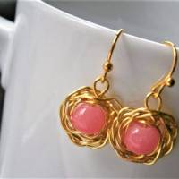 Ohrringe mit rosa Achat in wirework goldfarben rund zum hippy boho chic Drahtschmuck als Geschenk Bild 1