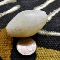 große antike Stein-Perle aus der Sahara - milchiger Quarz, gebänderter Achat in Doppelkegelform Bild 1