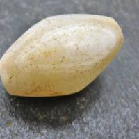 große antike Stein-Perle aus der Sahara - milchiger Quarz, gebänderter Achat in Doppelkegelform Bild 2