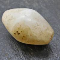 große antike Stein-Perle aus der Sahara - milchiger Quarz, gebänderter Achat in Doppelkegelform Bild 3