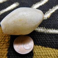 große antike Stein-Perle aus der Sahara - milchiger Quarz, gebänderter Achat in Doppelkegelform Bild 4