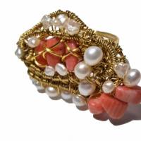 Ring pastell handgewebt mit Koralle an Perlen in wirework dunkel altgoldfarben boho Geschenk Bild 1