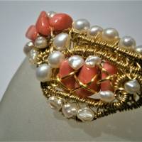 Ring pastell handgewebt mit Koralle an Perlen in wirework dunkel altgoldfarben boho Geschenk Bild 2