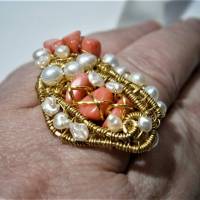 Ring pastell handgewebt mit Koralle an Perlen in wirework dunkel altgoldfarben boho Geschenk Bild 4