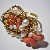 Ring pastell handgewebt mit Koralle an Perlen in wirework dunkel altgoldfarben boho Geschenk Bild 6