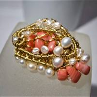Ring pastell handgewebt mit Koralle an Perlen in wirework dunkel altgoldfarben boho Geschenk Bild 7