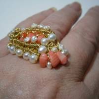 Ring pastell handgewebt mit Koralle an Perlen in wirework dunkel altgoldfarben boho Geschenk Bild 8