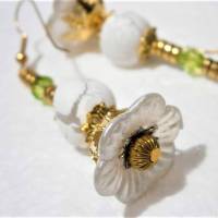 Ohrringe weiße Blüten goldfarben handgemacht Brautschmuck im boho chic Bild 4