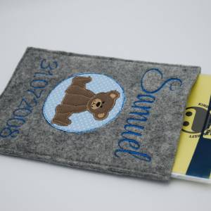 U-Heft, U-Hefthülle aus Filz bestickt personalisiert "Bär sitzend" mit Namen und Datum Bild 5