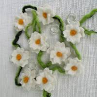 Filzblumengirlande mit weißen gefilzten Blumen 100 cm lang 9 Filzblumen Bild 1