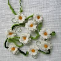 Filzblumengirlande mit weißen gefilzten Blumen 100 cm lang 9 Filzblumen Bild 2