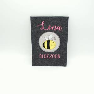 U-Heft, U-Hefthülle aus Filz bestickt personalisiert "Biene" mit Namen und Datum Bild 3