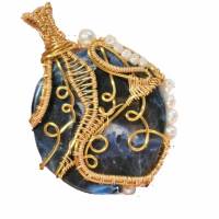 Kettenanhänger Sodalith blau mit Perlen weiß goldfarben wirework handgemacht Wendeanhänger 60 x 45 mm Bild 1