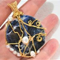 Kettenanhänger Sodalith blau mit Perlen weiß goldfarben wirework handgemacht Wendeanhänger 60 x 45 mm Bild 4
