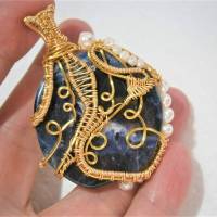 Kettenanhänger Sodalith blau mit Perlen weiß goldfarben wirework handgemacht Wendeanhänger 60 x 45 mm Bild 5