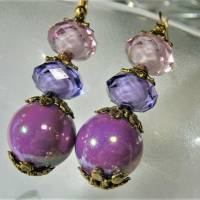 Ohrringe üppig funkelnd in lila flieder violett handgemacht goldfarben als Geschenk Unikat Bild 3