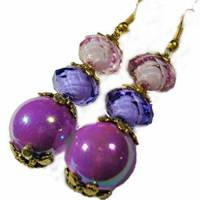 Ohrringe üppig funkelnd in lila flieder violett handgemacht goldfarben als Geschenk Unikat Bild 5