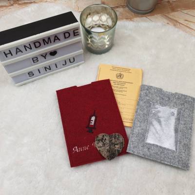 Impfpass Schutzhülle , Impfausweis Impfpasshülle dunkelrot mit Motiv Spritze