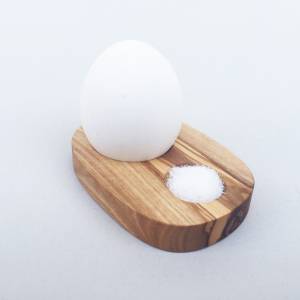 Eierhalter mit Salzmulde, Holz Eierbecher, handgefertigt aus Olivenholz Bild 1