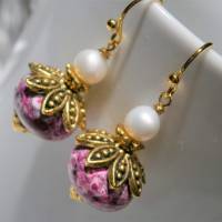 Ohrringe handgefertigt mit pink Mosaikjaspis und Süßwasserzuchtperle weiß goldfarben boho chic Bild 1