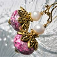 Ohrringe handgefertigt mit pink Mosaikjaspis und Süßwasserzuchtperle weiß goldfarben boho chic Bild 2