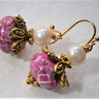 Ohrringe handgefertigt mit pink Mosaikjaspis und Süßwasserzuchtperle weiß goldfarben boho chic Bild 3