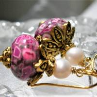 Ohrringe handgefertigt mit pink Mosaikjaspis und Süßwasserzuchtperle weiß goldfarben boho chic Bild 5